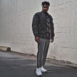 С чем носить бомбер мужчине в стиле кэжуал