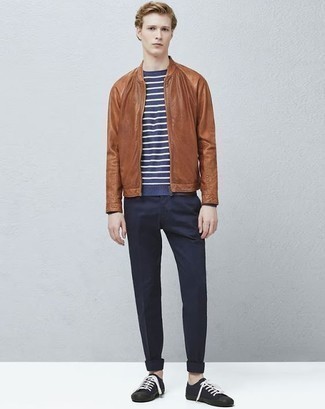 Как носить бомбер с футболкой с длинным рукавом мужчине