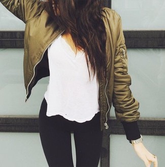 Как носить бомбер с футболкой с v-образным вырезом женщине