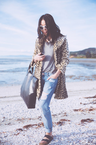 Как носить джинсы-бойфренды с гладиаторами