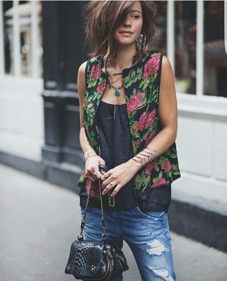 Как носить джинсы-бойфренды с топом без рукавов