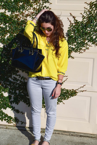 С чем носить коричнево-золотые солнцезащитные очки женщине