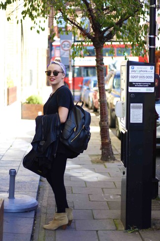 С чем носить коричнево-золотые солнцезащитные очки женщине