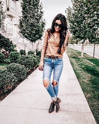 Какие футболки на пуговицах носить с коричневыми ботильонами