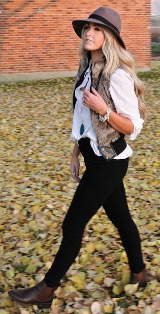 Какие безрукавки носить с коричневыми ботильонами