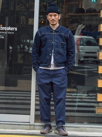 Какие брюки чинос носить с коричневыми кроссовками