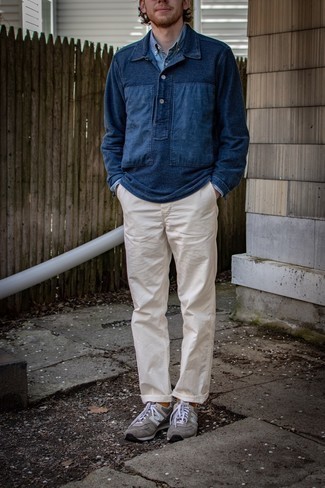 Какие брюки чинос носить с коричневыми кроссовками