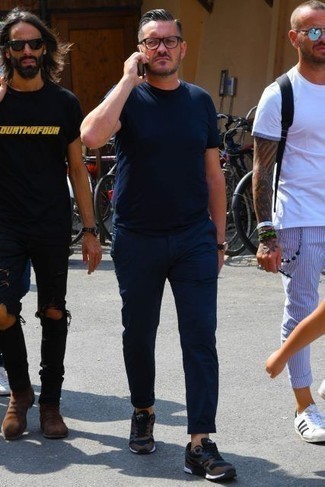 Какие брюки чинос носить с коричневыми кроссовками