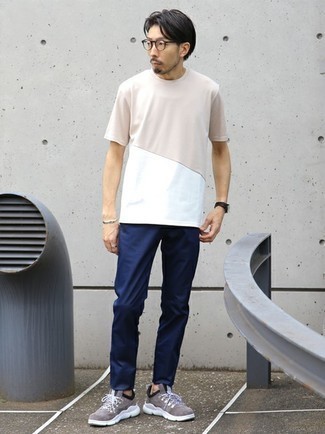 Какие брюки чинос носить с коричневыми кроссовками