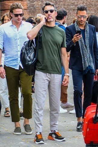 Какие брюки чинос носить с коричневыми кроссовками