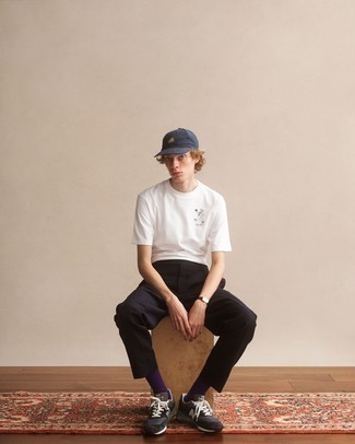 Какие брюки чинос носить с коричневыми кроссовками