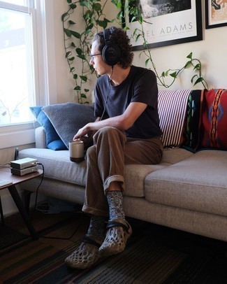 Какие брюки чинос носить с коричневыми кроссовками