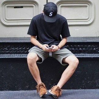 Как носить коричневые кроссовки с серыми шортами мужчине