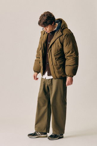 С чем носить коричневые кроссовки мужчине