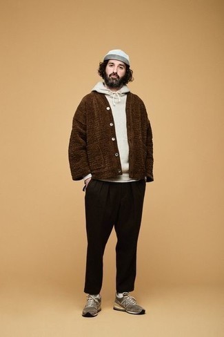 С чем носить коричневые кроссовки мужчине