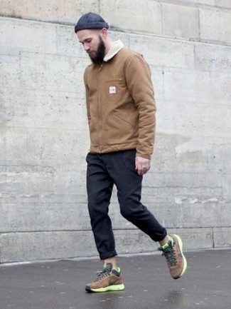 С чем носить коричневые кроссовки мужчине