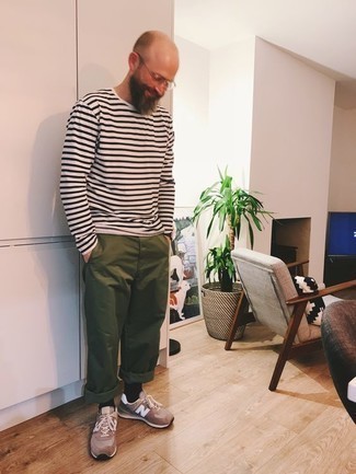 С чем носить коричневые кроссовки мужчине