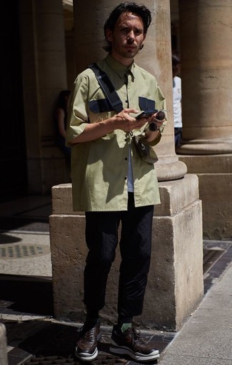 С чем носить коричневые кроссовки мужчине