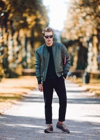 С чем носить коричневые кроссовки мужчине