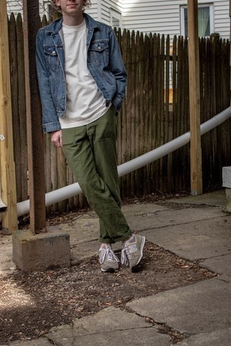 С чем носить коричневые кроссовки мужчине