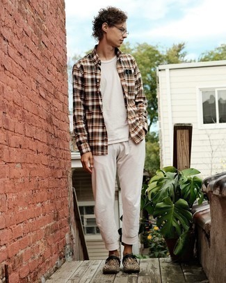 С чем носить коричневые кроссовки мужчине