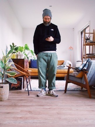 Как носить коричневые кроссовки с темно-синим свитшотем мужчине