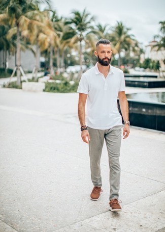 Какие футболки-поло носить с коричневыми кроссовками мужчине