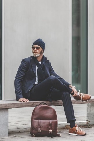 Какие костюмы носить с коричневыми кроссовками