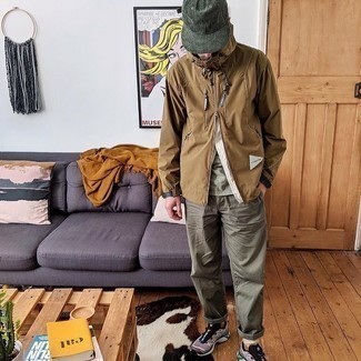 Какие ветровки носить с коричневыми кроссовками мужчине