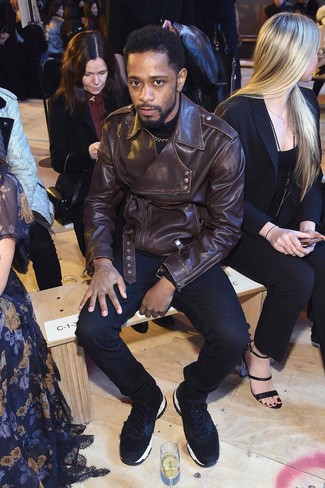 Какие кроссовки носить с коричневой косухой мужчине