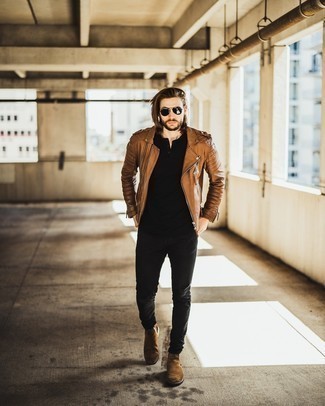 Какие футболки на пуговицах носить с коричневой косухой мужчине