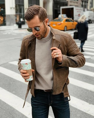 Какие джинсы носить с коричневой косухой мужчине