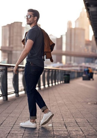 Какие джинсы носить с коричневой косухой мужчине