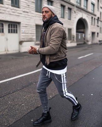 Какие джинсы носить с коричневой косухой мужчине