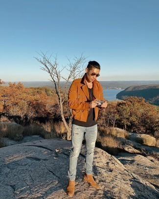 Какие джинсы носить с коричневой косухой мужчине