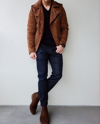 Какие джинсы носить с коричневой косухой мужчине