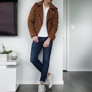 Какие джинсы носить с коричневой косухой мужчине