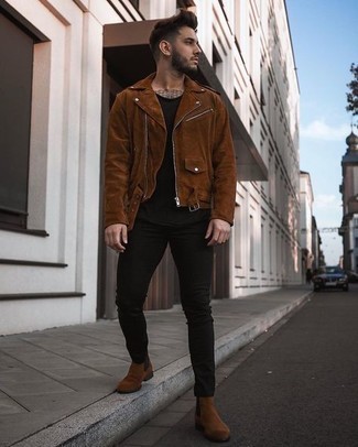 С чем носить коричневую косуху мужчине