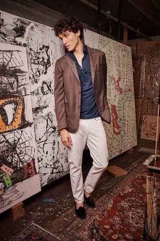 Как носить коричневый пиджак с бежевыми брюками чинос