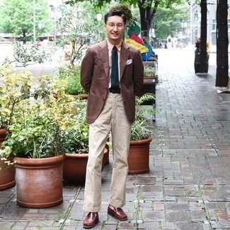 Как носить коричневый пиджак с бежевыми брюками чинос