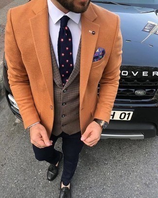 Как носить коричневый пиджак с бежевым жилетом