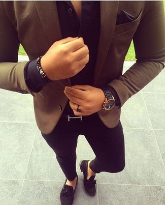 Как носить коричневый пиджак с черными замшевыми лоферами мужчине