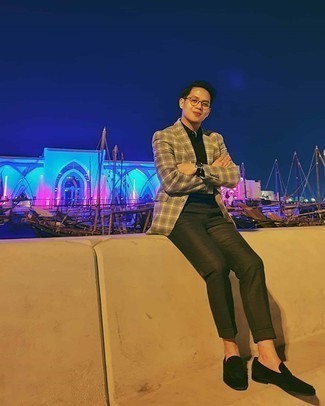 Как носить коричневый пиджак с черными замшевыми лоферами мужчине