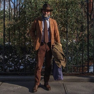 Как носить коричневый пиджак с коричневыми брюками чинос