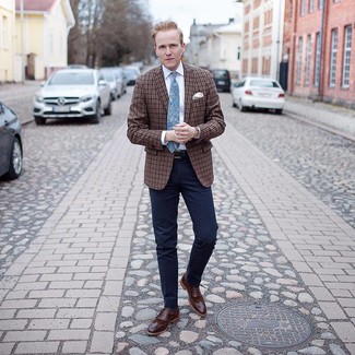 Как носить коричневый пиджак с коричневыми кожаными брогами