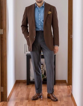 Как носить коричневый пиджак с коричневыми кожаными ботинками дезертами
