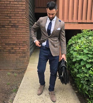 Как носить коричневый пиджак с коричневыми замшевыми монками с двумя ремешками