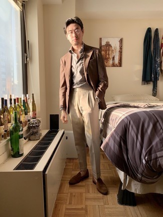 Как носить коричневый пиджак с коричневыми замшевыми лоферами мужчине