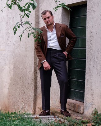 Как носить коричневый пиджак с коричневыми замшевыми лоферами мужчине