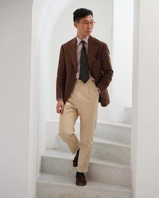 Как носить коричневый пиджак с коричневыми замшевыми лоферами мужчине